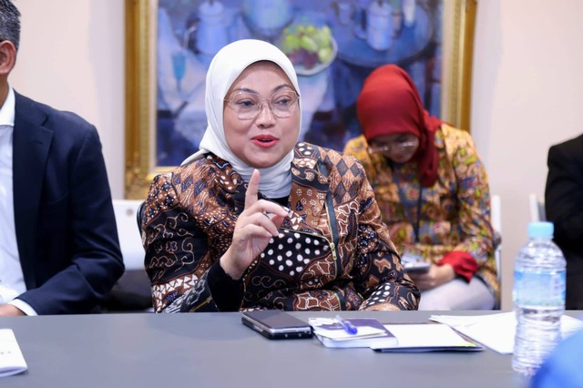 Menaker Ida Fauziyah bertemu pemagang Indonesia saat mengunjungi perusahaan industri di Nagoya, Jepang, Senin (6/11/2023). Foto: Dok. Kemnaker