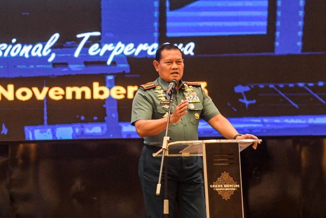 Panglima TNI Laksamana TNI Yudo Margono memberikan sambutan pada acara Rakor Pencegahan dan Penyelesaian Tindak Piana Pertanahan Nasional di Jakarta, Rabu (8/11/2023). Foto: Muhammad Adimaja/ANTARA FOTO