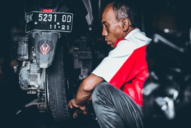Ilustrasi Cara Baca Ukuran Ban Motor, Foto Unsplash/Artem Beliaikin