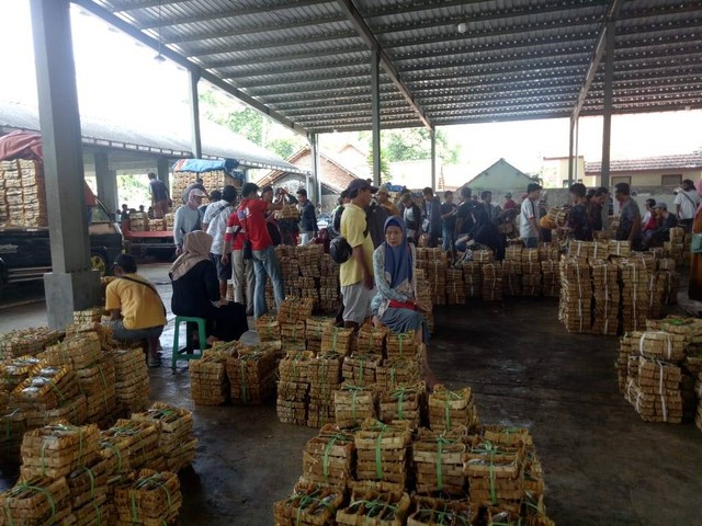 Pasar Ikan Bondowoso sebagai tempat berkumpulnya Pemindang, Distributor, dan Konsumen se-karasidenan Besuki (Jember, Banyuangi, Situbondo, Besuki, Bondowoso)