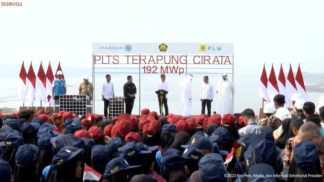 Presiden Jokowi resmikan PLTS Terapung Cirata di Purwakarta, Kamis (9/11/2023). Foto: Youtube/Sekretariat Presiden