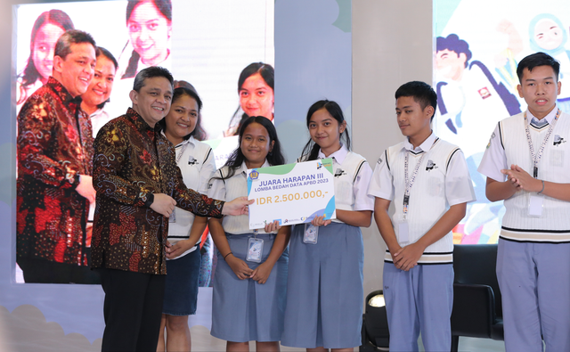 Tim d'Armandville menerima hadiah berupa uang tunai usai menjadi Juara Harapan III pada putaran final Lomba Bedah Data APBD di Jakarta, 19 Oktober 2023 lalu. 