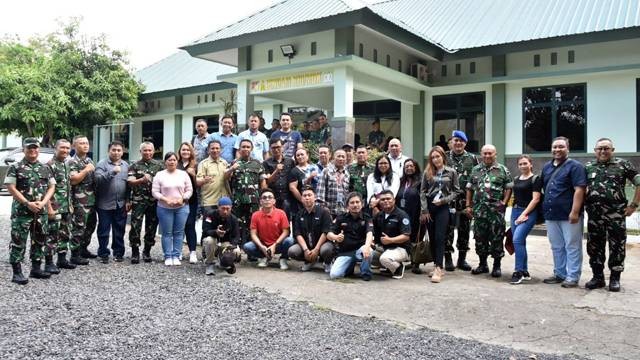 Foto bersama antara jurnalis di Kota Manado bersama Pangdam XIII/Merdeka dan jajaran.