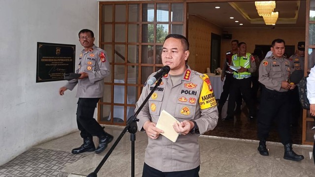 Kabid Humas Polda Metro Jaya Kombes Pol Trunoyudo Wisnu Andiko usai TFG Piala Dunia U-17 di gedung BPMJ Polda Metro Jaya, Kamis (9/11/2023). Foto: Thomas Bosco/kumparan