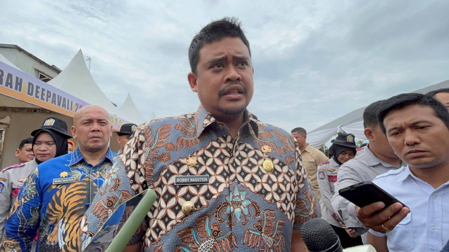 Wali Kota Medan Bobby Nasution saat acara Pasar Murah Deepavali di Kota Medan pada Kamis (9/11/2023). Foto: Tri Vosa/kumparan