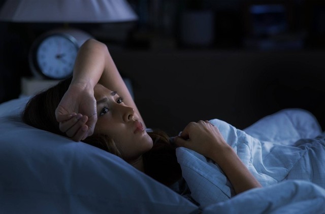 Overthinking sering terjadi pada malam hari. Foto: Shutterstock