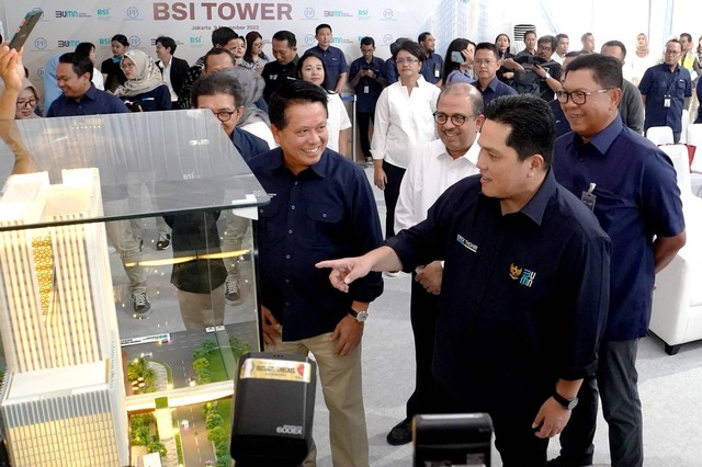 Direktur Utama BSI Hery Gunardi, Menteri BUMN Erick Thohir, dan Direktur Utama PT PP (Persero) Tbk Novel Arsyad saat groundbreaking gedung BSI Tower di Jalan Medan Merdeka Selatan, Jakarta, Kamis (9/11/2023). Foto: BSI