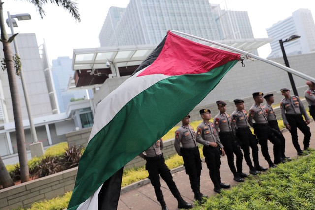 Massa mengibarkan bendera Palestina saat aksi dukungan kepada Palestina di depan Kedubes AS, di Jakarta, Kamis (9/11/2023). Foto: Iqbal Firdaus/kumparan
