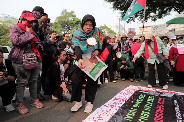 Massa menggelar aksi tabur bunga sebagai dukungan kepada Palestina di depan Kedubes AS, di Jakarta, Kamis (9/11/2023). Foto: Iqbal Firdaus/kumparan