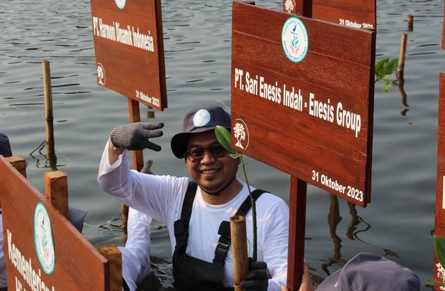 Enesis Group turut serta menanam 1.000 pohon mangrove. Foto: dok. Enesis