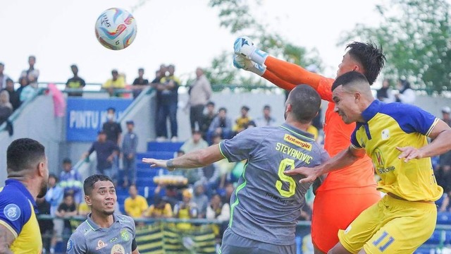 Barito Putera menghadapi Persebaya Surabaya dalam lanjutan Liga 1 di Stadion Demang Lehman, Kamis (9/11/2023). Foto: Instagram/@psbaritoputeraofficial