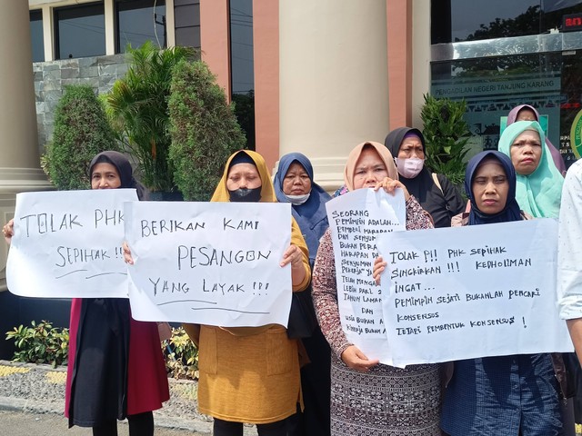 Buruh perempuan di Lampung saat mendatangi PN Tanjung Karang, Bandar Lampung. | Foto : Galih Prihantoro/ Lampung Geh