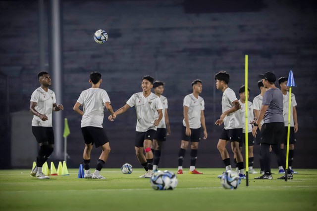 Sejumlah pemain Timnas U-17 Indonesia melakukan sesi latihan di Stadion Gelora 10 November, Surabaya, Jawa Timur, Kamis (9/11/2023). Foto: Jamal Ramadhan/kumparan