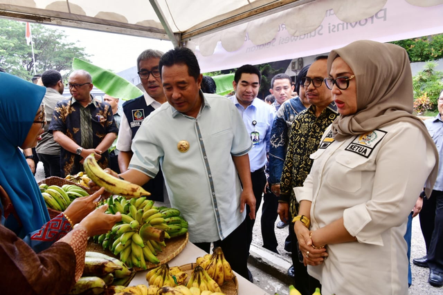 Pj Gubernur Sulsel, Bahtiar Baharuddin dalam kegiatan Temu Koordinasi Gerakan Pengembangan Budidaya Pisang, di GOR Sudiang Makassar pada Kamis (9/11/2023). Foto: Dok. Istimewa