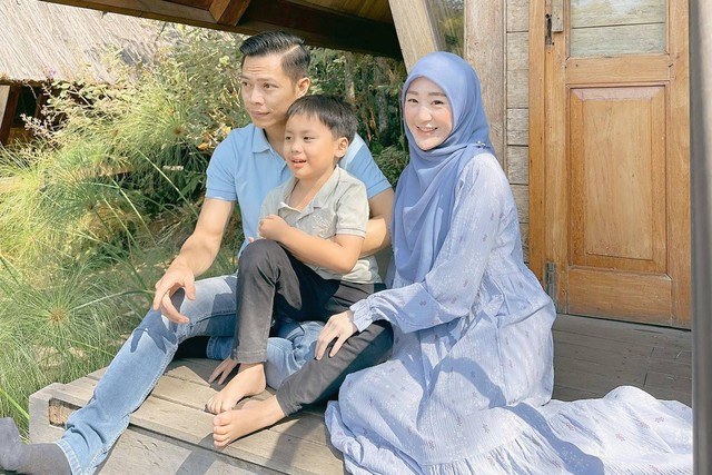 Larissa Chou bersama suami dan anaknya. Foto: Instagram/@larissachou