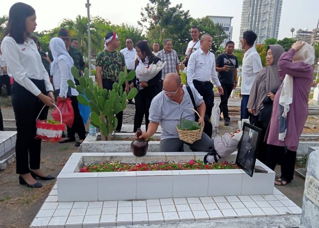 Keluarga saat ziarah ke makam Letnan Achijat, Kamis (9/11) sore. Foto: Masruroh/Basra