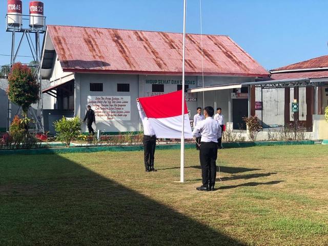 Kenang Jasa Pahlawan, Rutan Pasangkayu Laksanakan Upacara Bendera Dalam Memperingati Hari Pahlawan. Foto: Rutan Pasangkayu/dok (10/11)