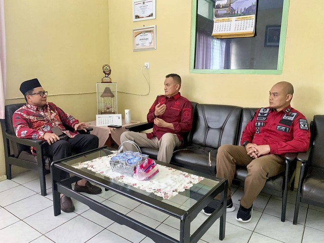 Yuniarto bersama Kepala Seksi Kegiatan Kerja Menyambangi Kepala UPTD BLK Provinsi Bengkulu Nurman Jaya. Dok. Humas Lapas Bengkulu