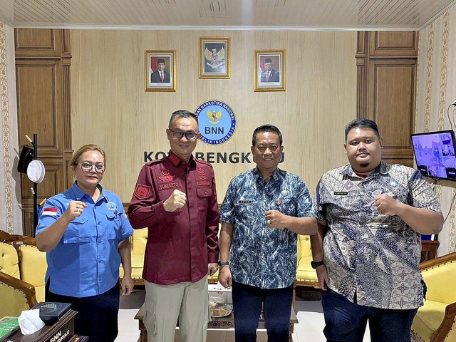 Yuniarto Kalapas Bengkulu berfoto bersama Heru SUprihasto Kepala BNN Kota Bengkulu dan jajaran setelah mengadakan pertemuan. Dok. Humas Lapas Bengkulu