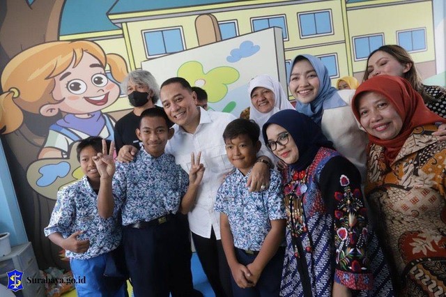 Wali Kota Surabaya Eri Cahyadi bersama para siswa. Foto: dok. Pemkot Surabaya