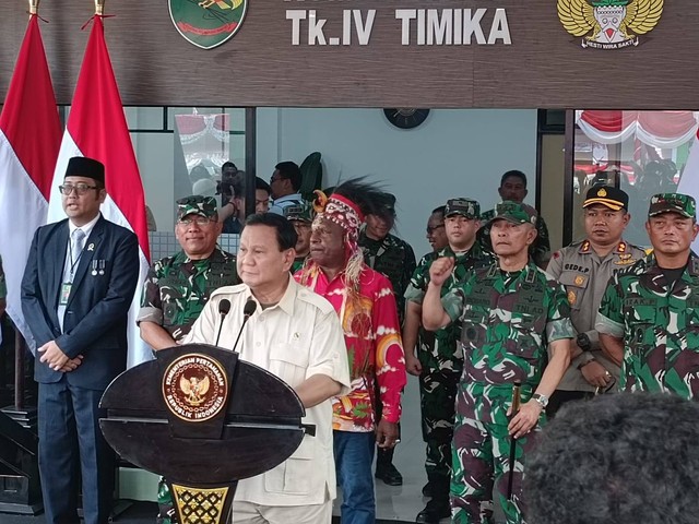 Menteri Pertahanan Republik Indonesia (Menhan RI) Prabowo Subianto meresmikan Rumah Sakit Tingkat IV Kesehatan Daerah Militer (Kesdam) di Timika, Papua, Jumat (10/11). Foto: Zamachsyari/kumparan