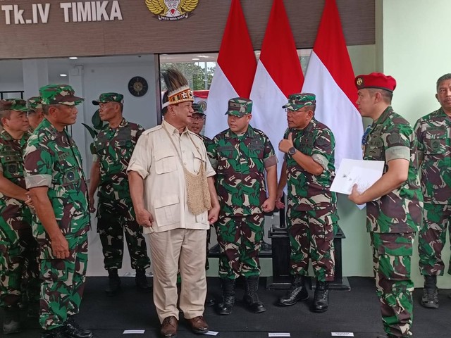 Menteri Pertahanan Republik Indonesia (Menhan RI) Prabowo Subianto meresmikan Rumah Sakit Tingkat IV Kesehatan Daerah Militer (Kesdam) di Timika, Papua, Jumat (10/11). Foto: Zamachsyari/kumparan