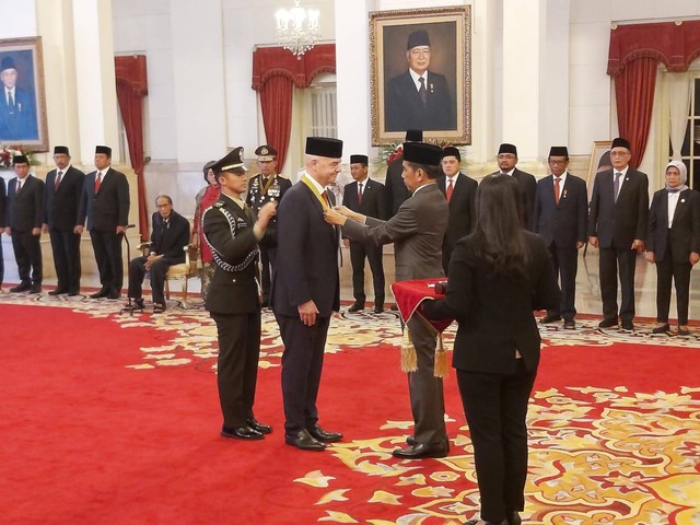 Presiden FIFA Gianni Infantino dianugerahkan Bintang Budaya oleh Presiden Jokowi. Foto: Nadia Riso/kumparan