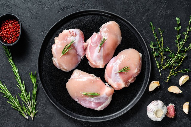 Ilustrasi bagian putih pada ayam mentah. Foto: Mironov Vladimir/Shutterstock