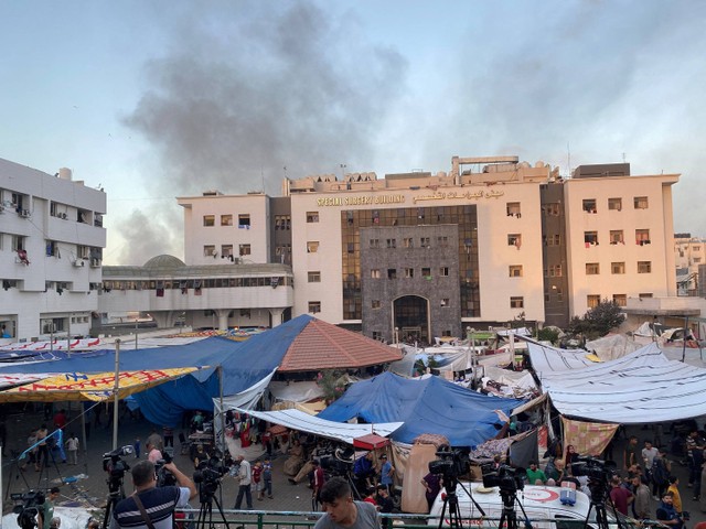 Asap mengepul saat pengungsi Palestina berlindung di rumah sakit Al Shifa, di tengah konflik yang sedang berlangsung antara Hamas dan Israel, di Kota Gaza, 8 November 2023.  Foto: Doaa Rouqa/REUTERS