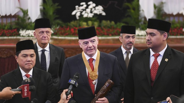 Presiden FIFA Gianni Infantino (tengah) bersama Ketua Umum PSSI Erick Thohir (kiri) dan Menpora Dito Ariotedjo (kanan) memberikan keterangan pers usai menerima tanda Bintang Jasa Pratama di Istana Negara, Jakarta, Jumat (10/11/2023). Foto: ANTARA FOTO/Hafidz Mubarak A