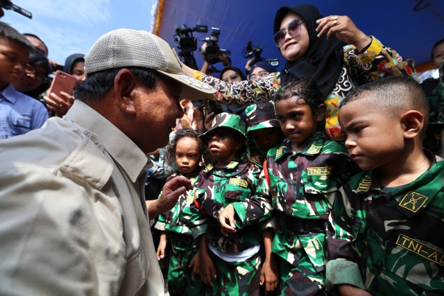 Menteri Pertahanan Prabowo Subianto disambut siswa saat tiba di Mimika, Papua pada Jumat (10/11). Foto: Dok. Istimewa
