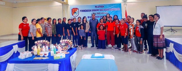 Keterangan foto:Pose bersama Kadis P2KBP3A Sikka, narasumber dan perempuan disabilitas peserta pelatihan tata rias wajah, Jumat (10/11/2023) pagi. Foto:istimewa.