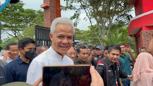 Bacapres Ganjar Pranowo saat menghadiri kegiatan Konsolidasi Pemenangan Ganjar-Mahfud  bersama relawan, tokoh agama, tokoh masyarakat, petani, dan nelayan se-Sumut di Kabupaten Deli Serdang, Sumut, pada Jumat (10/11/2023). Foto: Tri Vosa/kumparan