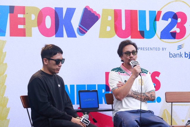 Desta Mahendra dan Vincent Rompies saat konferensi pers jelang Tepok Bulu 2023, di kawasan Kemang, Jakarta, Jumat (10/11/2023). Foto: Dok. Agus Apriyanto