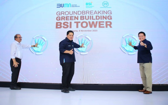 Direktur Utama BSI Hery Gunardi (kanan), Menteri BUMN Erick Thohir (tengah), dan Direktur Utama PT PP Novel Arsyad (kiri) saat groundbreaking gedung BSI Tower di Jakarta, Kamis (9/11). Foto: dok. BSI