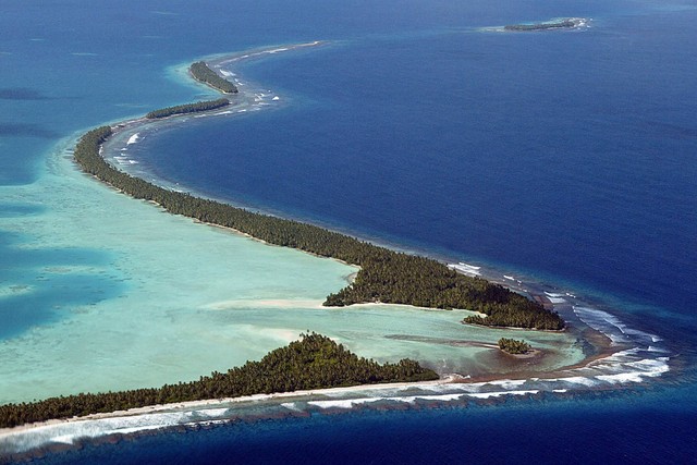Pasifik Selatan menghantam garis pantai yang berkelok-kelok di Atol Funafuti Tuvalu pada 19 Februari 2004. Foto: Torsten Blackwood/AFP