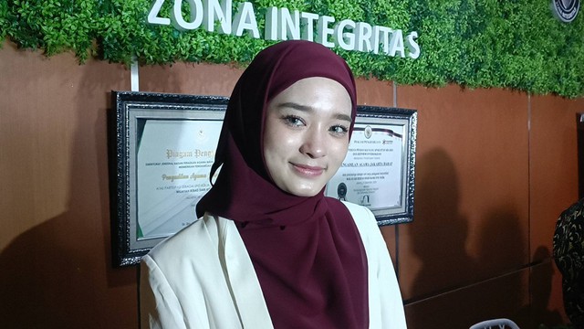 Inara Rusli menghadiri sidang pembacaan putusan perkara cerainya dengan Virgoun, di Pengadilan Agama Jakarta Barat, Jumat (10/11/2023).  Foto: Giovanni/kumparan