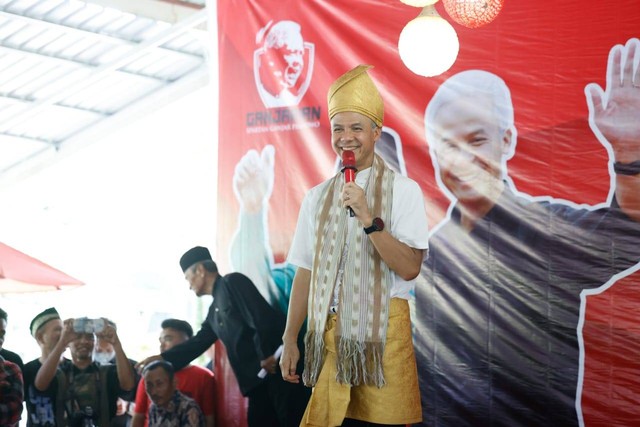 Ganjar Pranowo bersilaturahmi dengan tokoh masyarakat, tokoh agama, petani, budayawan, nelayan hingga sukarelawan se-Sumatera Utara di Deli Serdang, Jumat (10/11/2023). Foto: Dok. Istimewa