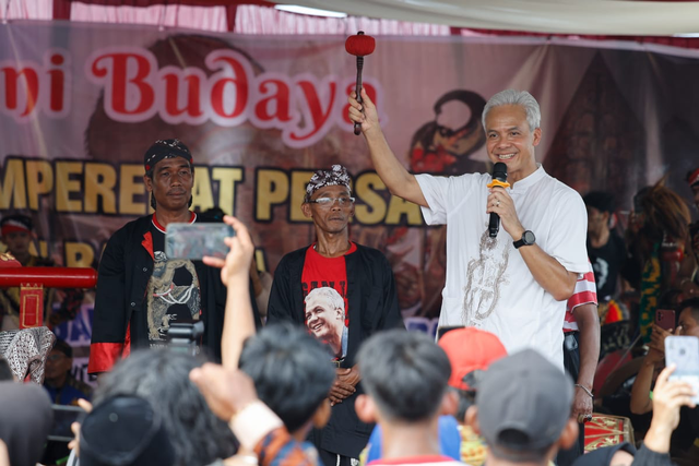 Bacapres Ganjar Pranowo saat menyerahkan alat musik Gamelan dalam gebyar seni budaya di lapangan Tumpatan Nibung, Kec. Batang Kuis, Kab. Deli Serdang, Sumatera Utara, Jumat (10/11/2023). Foto: Dok. Istimewa
