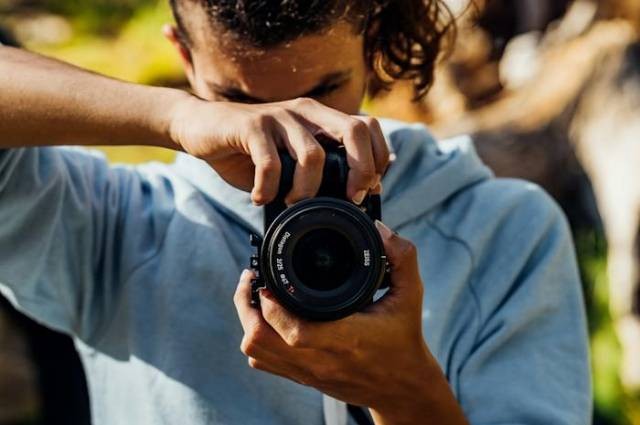 Ilustrasi eye level angle, sumber foto: Ricky Esquivel by pexels.com