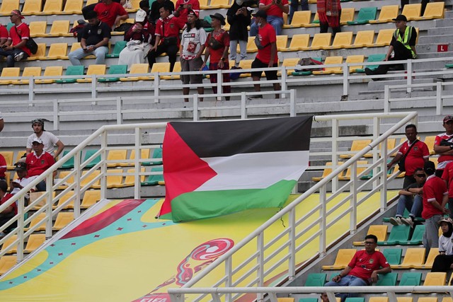 Bendera Palestina di Stadion Gelora Bung Tomo, Surabaya, Jawa Timur, Jumat (10/12/2023). Foto: Jamal Ramadhan/kumparan