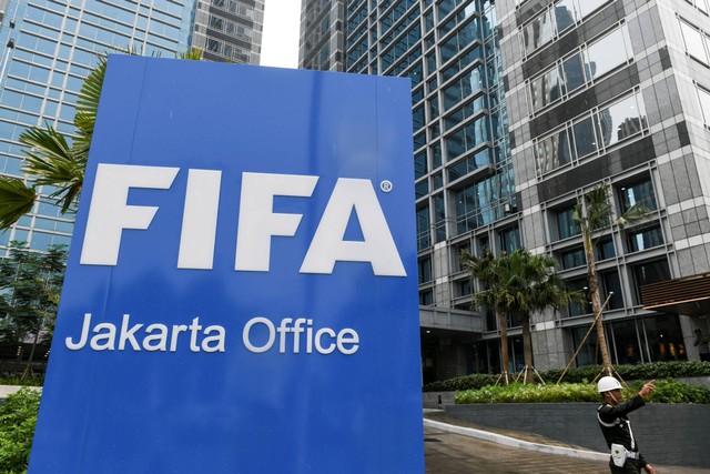 Penanda kantor FIFA Jakarta terpasang usai peresmian di depan Menara Mandiri II, Jakarta, Jumat (10/11/2023). Foto: Hafidz Mubarak A/ANTARA FOTO