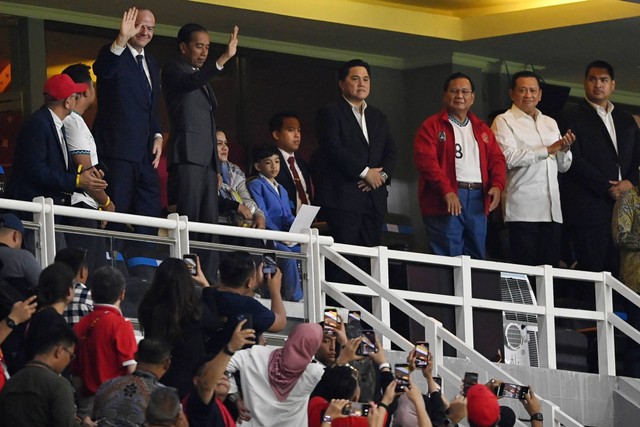 Presiden Jokowi (keempat kiri) bersama Presiden FIFA Gianni Infantino (ketiga kiri) dan Ketua Umum PSSI Erick Thohir (tengah) tiba untuk upacara pembukaan Piala Dunia U-17 2023 di Stadion Gelora Bung Tomo, Surabaya, Jawa Timur, Jumat (10/11/2023). Foto: Aditya Pradana Putra/ANTARA FOTO