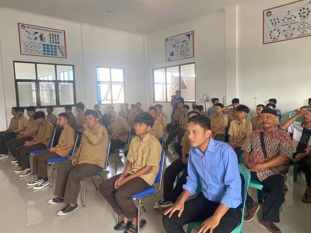 Puluhan pelajar mengikuti Hypnotherapy di SMK BLK Bandar Lampung. | Foto: Sinta Yuliana/Lampung Geh