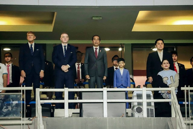 Presiden Jokowi (ketiga kiri) bersama Presiden FIFA Gianni Infantino (kedua kiri) dan Ketua Umum PSSI Erick Thohir (kanan) saat upacara pembukaan Piala Dunia U-17 2023 di Stadion Gelora Bung Tomo, Surabaya, Jawa Timur, Jumat (10/11/2023). Foto: Jamal Ramadhan/kumparan