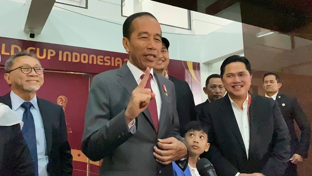 Presiden Jokowi usai menyaksikan pertandingan Piala Dunia U-17 di Stadion Gelora Bung Tomo (GBT) Surabaya, Jumat (10/11/2023). Foto: Farusma Okta Verdian/kumparan