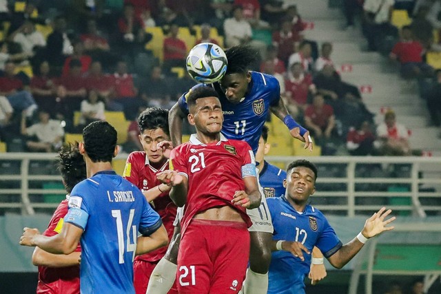 Timnas Indonesia melawan Timnas Ekuador pada laga Grup A Piala Dunia U-17 2023 di Stadion Gelora Bung Tomo, Surabaya, Jawa Timur, Jumat (10/11/2023). Foto: Jamal Ramadhan/kumparan