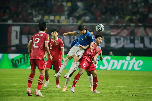 Timnas Indonesia melawan Timnas Ekuador pada laga Grup A Piala Dunia U-17 2023 di Stadion Gelora Bung Tomo, Surabaya, Jawa Timur, Jumat (10/11/2023). Foto: Jamal Ramadhan/kumparan