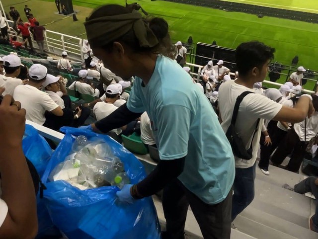 Aksi bersih-bersih suporter Timnas U17 Indonesia usai laga Indonesia versus Ekuador di stadion GBT Surabaya, Jumat (11/10) malam. Foto: Istimewa