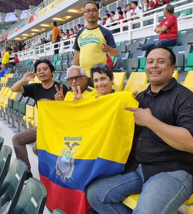 Sepasang suami istri Ramiro Padilla Arch dan istrinya, Lola Escalante, warga negara Ekuador saat bersama suporter Indonesia di stadion GBT Surabaya.